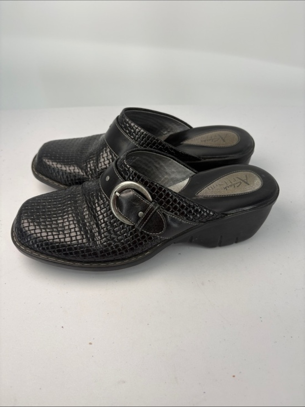 🧤 Clarks Artisan Black Leather Buckle Mule Clogs